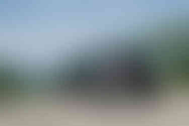 Toyota GR Yaris 2025 Automatik mit Doppelauspuff und roten Bremssätteln in Berglandschaft