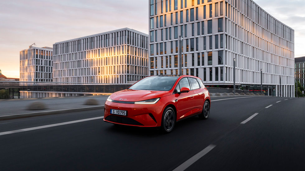 BYD Dolphin G DM-i 2026 Frontansicht in Orange Sunset – erster Plug-in-Hybrid im B-Segment mit Super-Hybrid-DM-i-Technologie