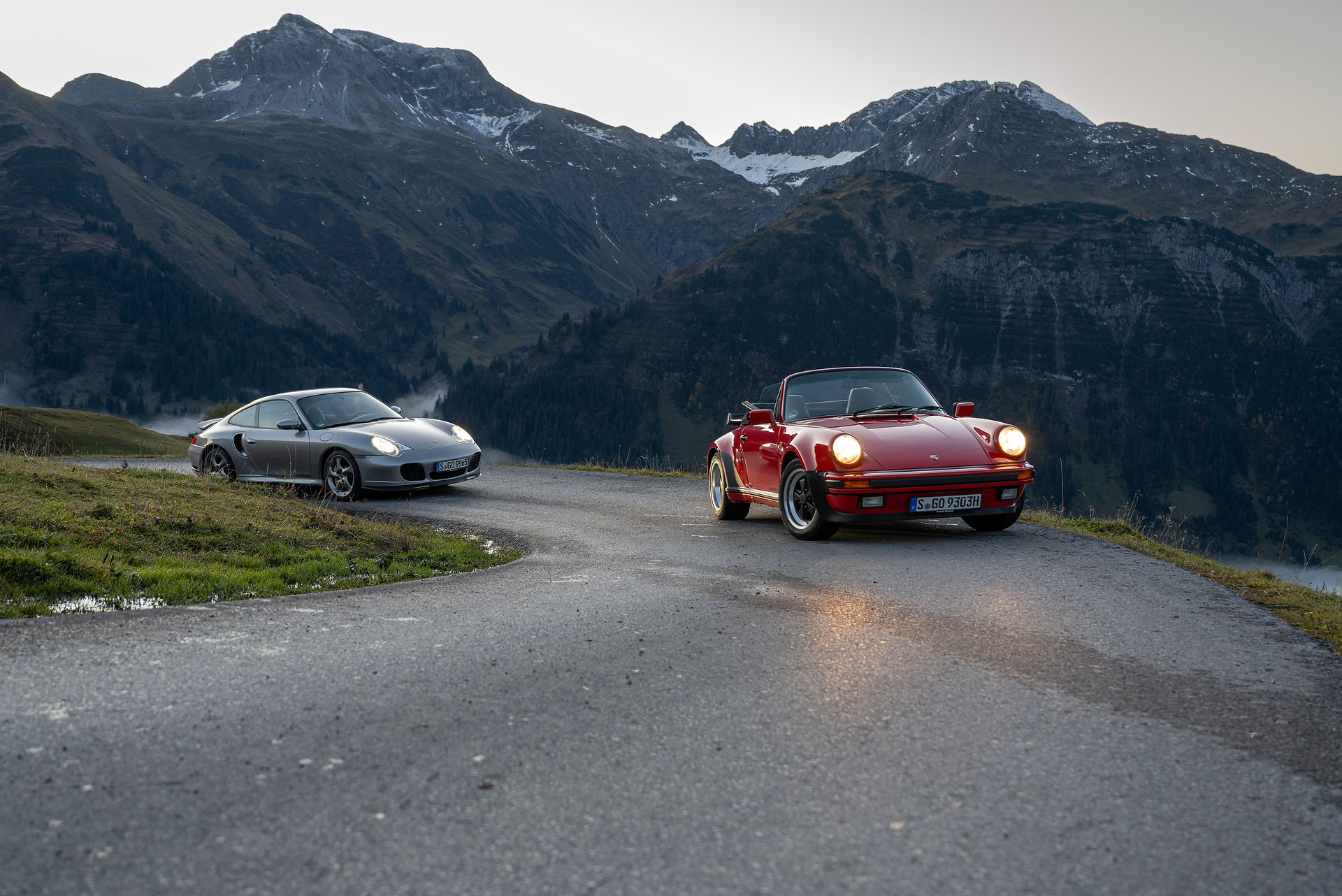 Ein Porsche 996 Turbo S und ein Porsche 930 3,3 Liter mit eFuels betankt auf einer Bergstraße