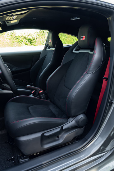 Sportsitze des Toyota GR Yaris 2025 Automatik mit GR-Logo und roten Ziernähten