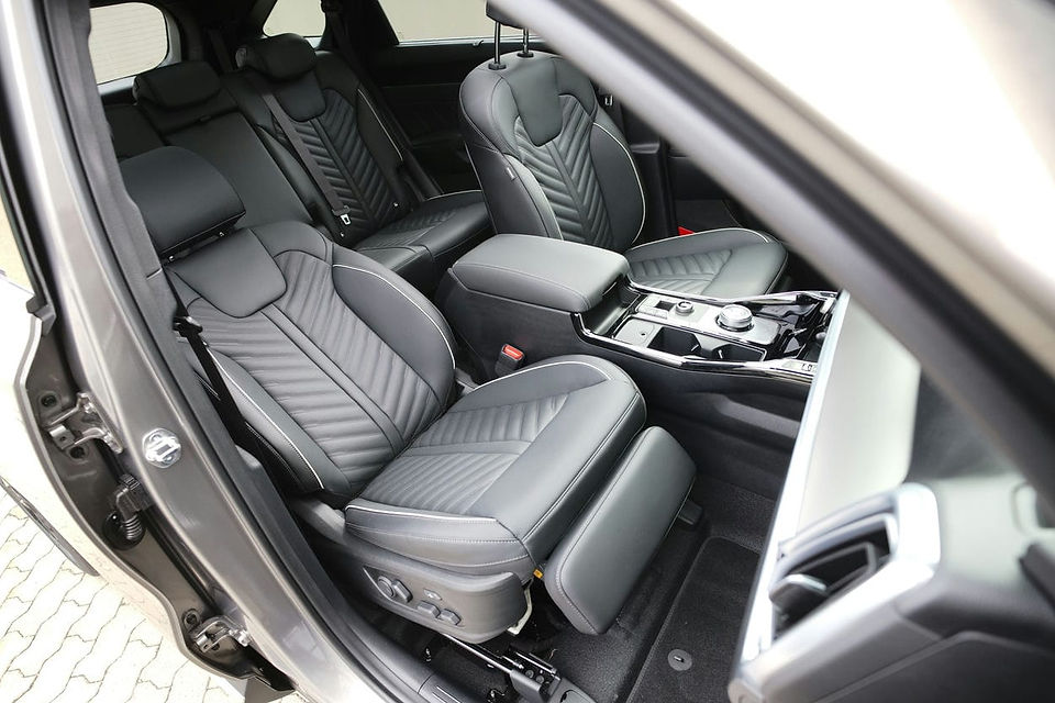 Komfortable Ledersitze und moderne Mittelkonsole im Kia Sorento Plug-in-Hybrid