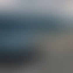 Porsche Cayenne Turbo Electric bei der Fahrt auf Bergstraße mit Meerblick – neuer elektrischer Cayenne in Aktion