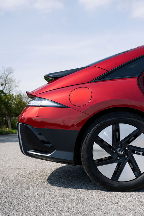 Seitliche Heckansicht des Hyundai IONIQ 6 