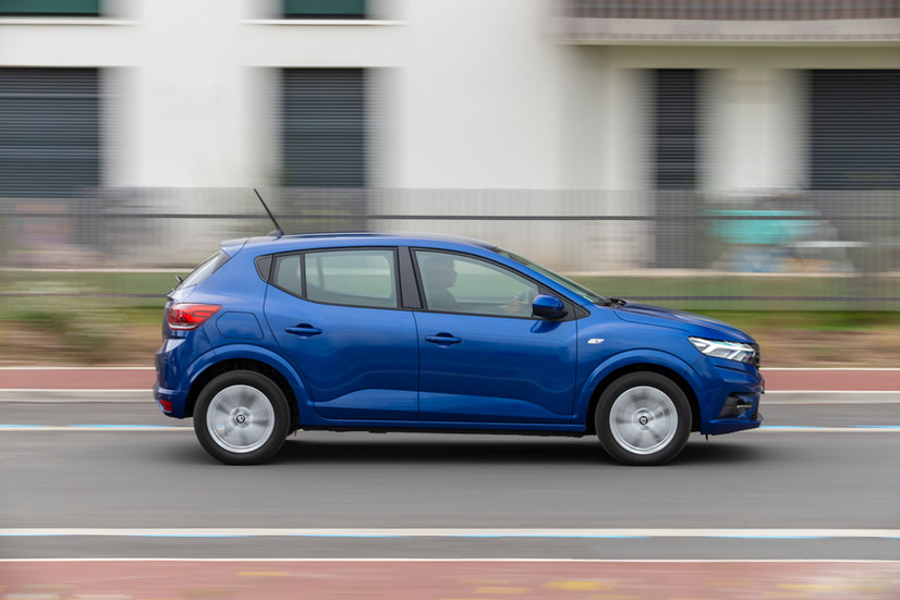 Dacia Sandero Journey TCe 90 2025 im Test | Günstiger Kleinwagen mit viel Ausstattung | Fahraufnahme Seitenansicht auf einer Landstraße