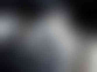 Polestar 4 Performance-Sitze aus hellem Tailored Knit-Material mit gelben Akzenten, beleuchtet von Wintersonne