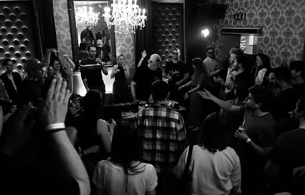 Mathieu Moës Live and Surrounded by Friends at Melusina