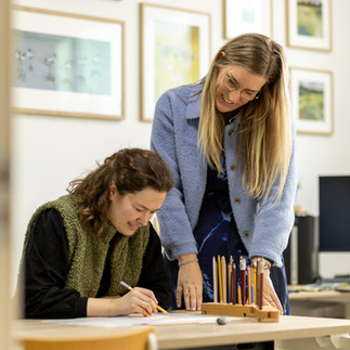 Rebecca Engels geeft les in atelier