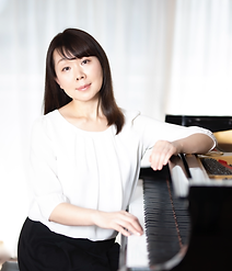 ピアノと女性の写真