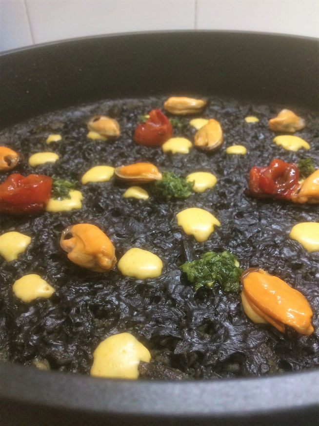 Arroz negro de sepia y mejillones con  crema de azafrán