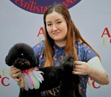 Clàudia Caballero brilla al Campionatd'Espanya de Perruqueria Canina
