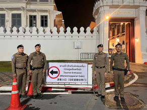 🔲 การปฏิบัติของกองบัญชาการตำรวจท่องเที่ยวปล่อยแถวเตรียมความพร้อมและตรวจพื้นที่ ในการรักษาความปลอดภัย และอำนวยความสะดวก แก่ประชาชนและนักท่องเที่ยว ที่มาเข้าเฝ้าฯ กราบถวายบังคมพระบรมศพ