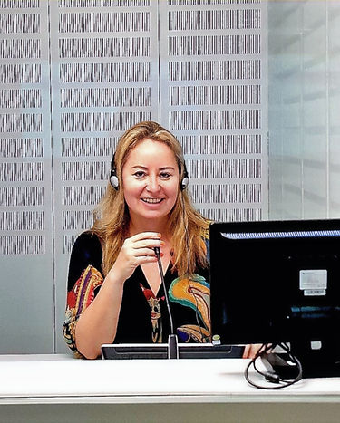 Carolina Bogado, Übersetzerin und Dolmetscherin in der Dolmetschkabine