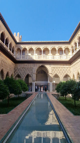 Patio de las Doncellas mit Wasserbecken im Real Alcázar von Sevilla