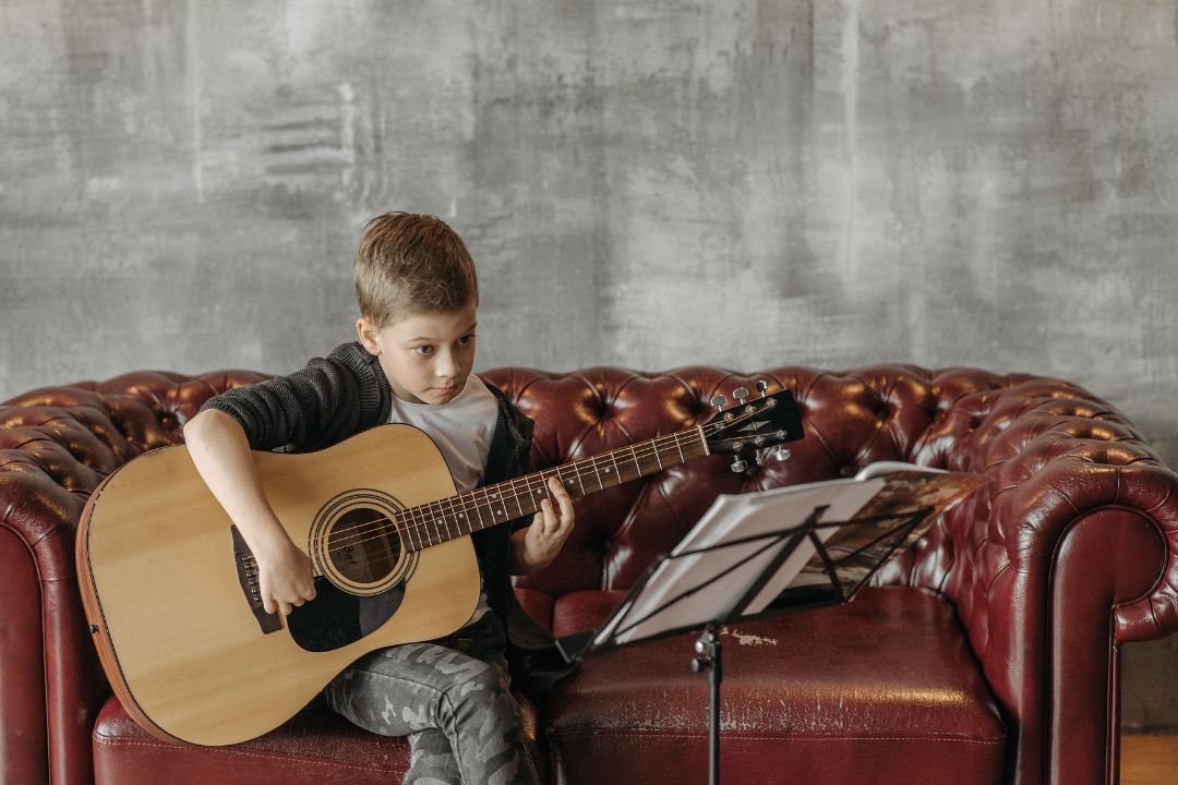 Building Resilience Through Guitar Practice: A Guide for Parents