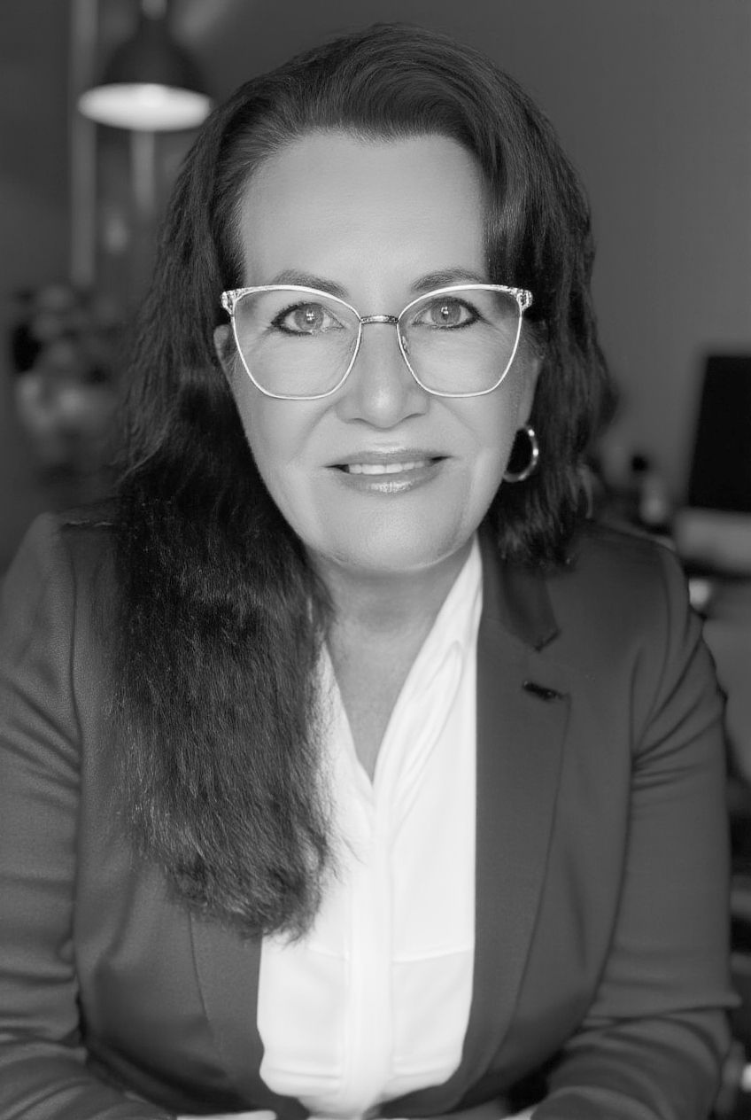 eine Frau im Mittleren Alter im Business Anzug