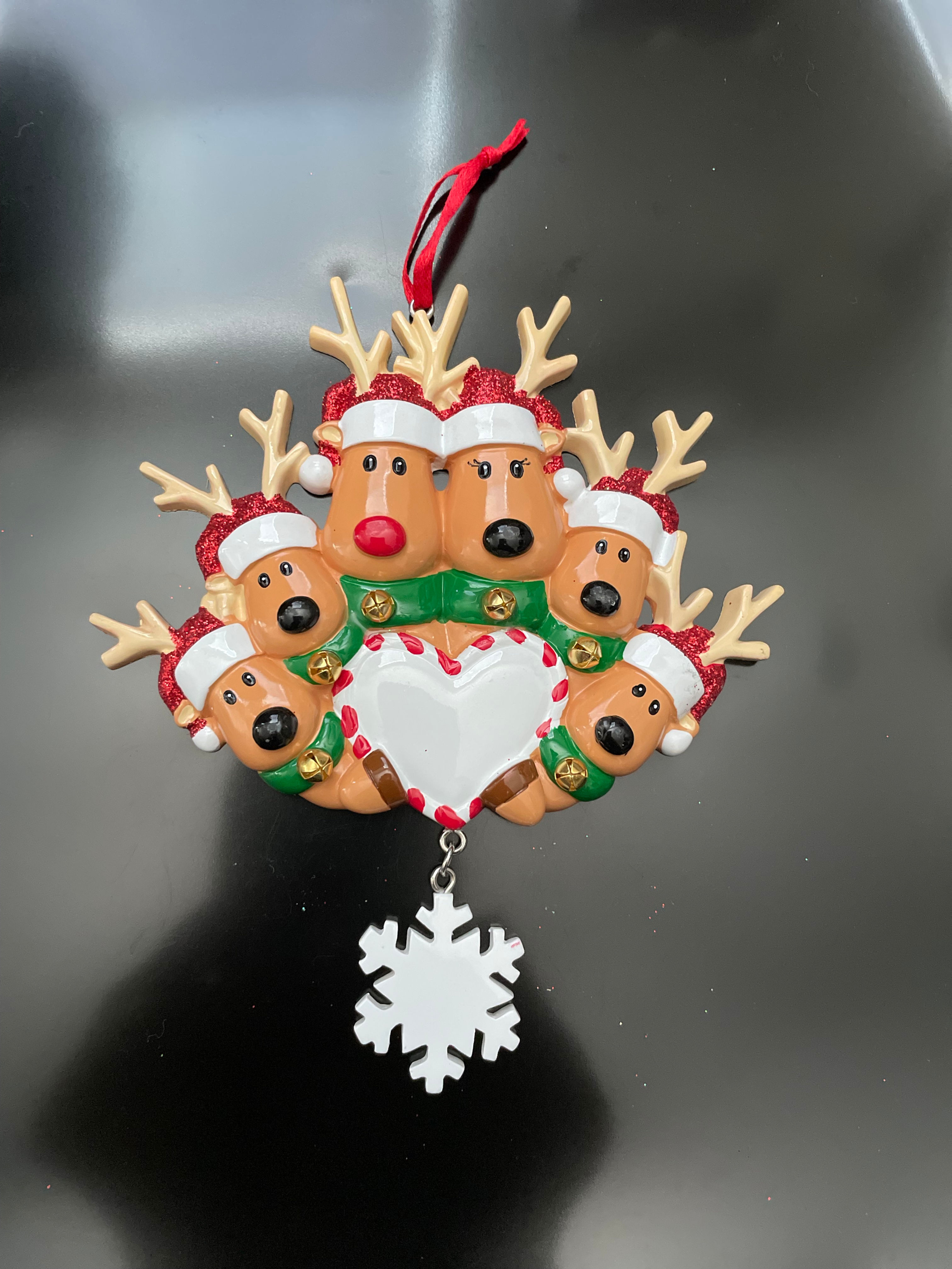 FAMILY OF 6 DEER AROUND A WHITE HEART