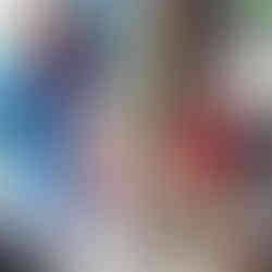 Frau mit Tasche mit einem Croissant vorm Mund