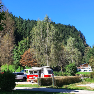 Eriba Rockabilly Wohnwagen auf dem Stellplatz im Zillertal