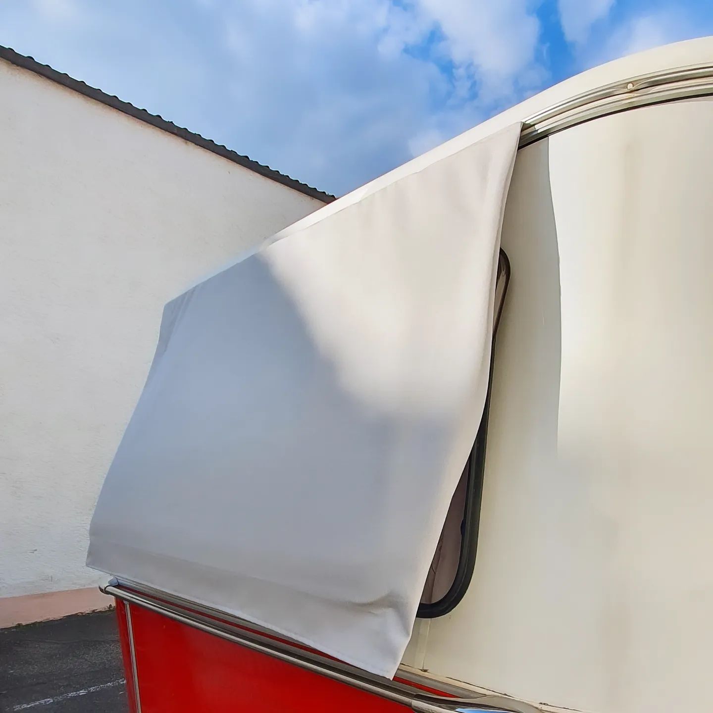 Markise am Fenster von Eriba-Wohnwagen 