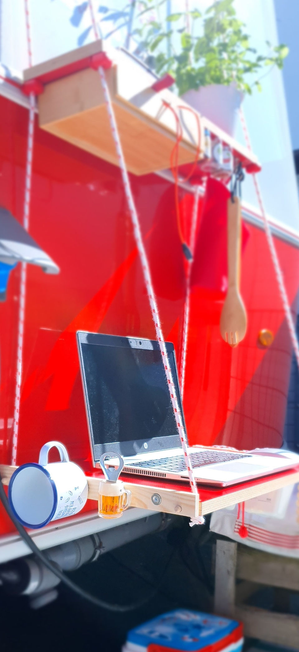 Hängendes Regal als Camping Homeoffice