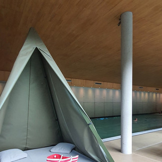 Hallenbad mit eine Zelt