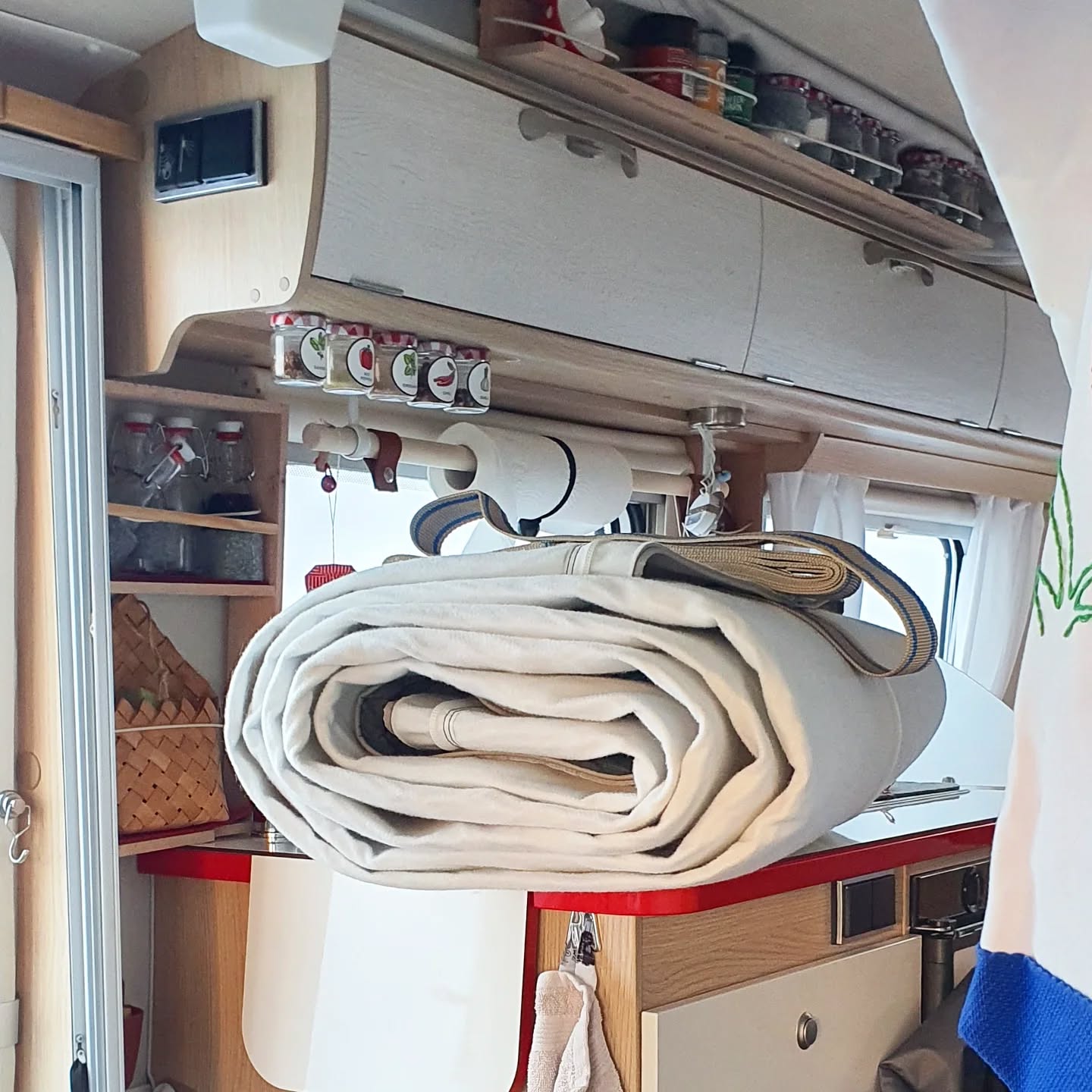 Dachhaube aufgerollt im Wohnwagen