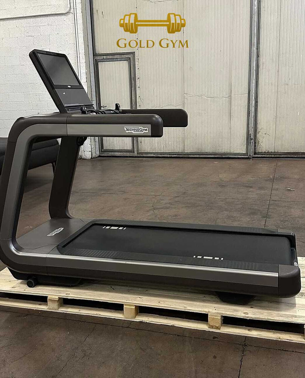 Technogym Run Artis Unity, tapis roulant professionale con display interattivo, attrezzatura fitness di lusso per allenamento