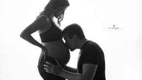 padre besando la barriga de su esposa
