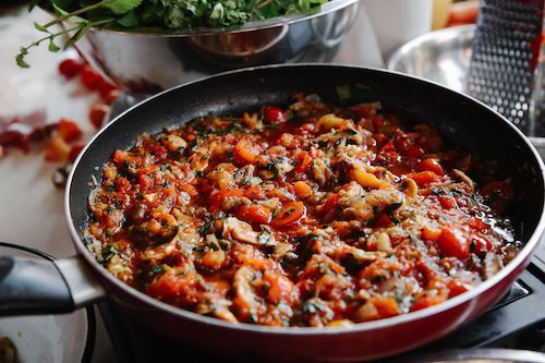 Poêlée de légumes à la tomate dans une poêle, accord végétarien du Monarch rosé du Domaine de La Garnaudière