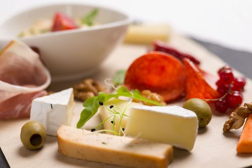 Assiette de fromages, charcuterie et olives, accord fromage du Grolleau gris du Domaine de La Garnaudière