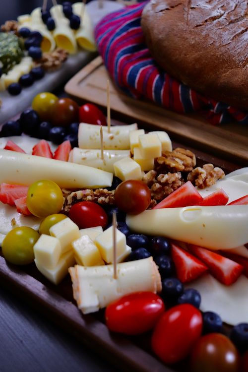 Plateau de fromages, noix et fruits rouges, accord fromage du Souvignier gris du Domaine de La Garnaudière