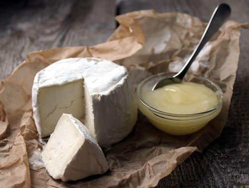 Fromage à pâte molle et petit pot de compote sur du papier kraft, accord fromage de Distinction du Domaine de La Garnaudière