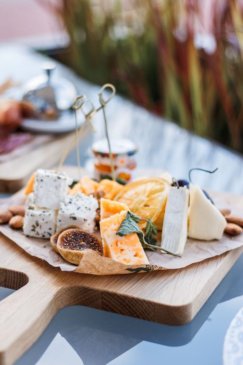 Plateau de fromages aux figues et aux amandes, accord fromage du Gamay rosé du Domaine de La Garnaudière