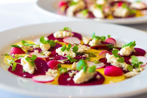 Carpaccio de betteraves au fromage frais et aux radis, accord végétarien des Bulles de Muscaris du Domaine de La Garnaudière
