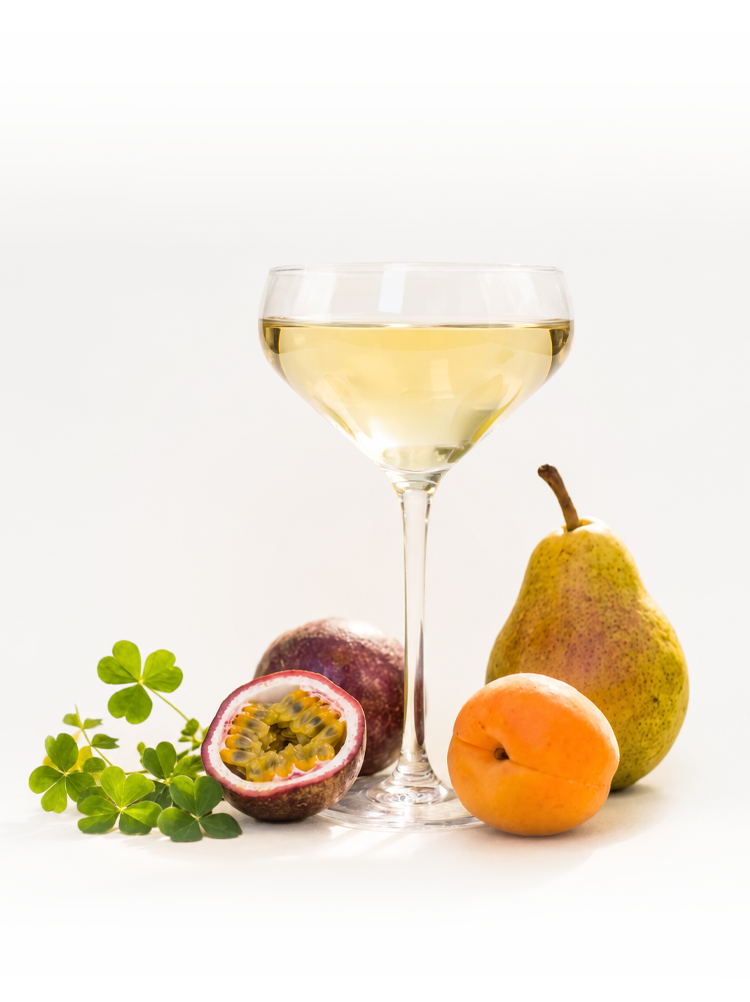 Cocktail Passion des îles à base de vin blanc du Domaine de La Garnaudière : fruit de la passion, fleur de sureau, abricot et poire