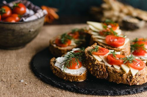 Tartines de pain complet aux tomates cerises et fromage frais, accord végétarien du Merlot rosé du Domaine de La Garnaudière