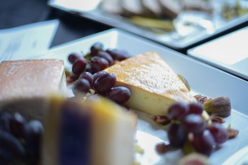 Plateau de fromages et de raisins noirs, accord fromage du Merlot rouge du Domaine de La Garnaudière