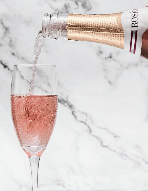 Vin effervescent rosé versé dans un verre, mousseux du Domaine de La Garnaudière