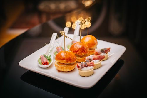 Mini-burgers et verrines apéritives sur un plateau, accord apéritif pour les Bulles de Muscaris du Domaine de La Garnaudière