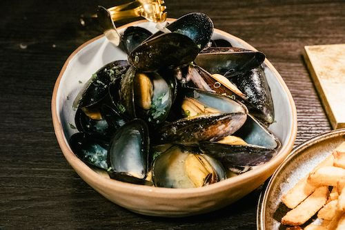 Moules marinières dans un bol, accord mets et vins pour le Muscadet du Domaine de La Garnaudière