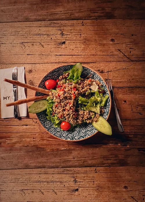 Salade de céréales, tomates et avocat dans un bol, accord végétarien du Souvignier gris du Domaine de La Garnaudière