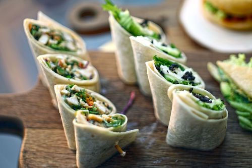 Wraps garnis de légumes verts coupés en tronçons, accord végétarien de Distinction du Domaine de La Garnaudière