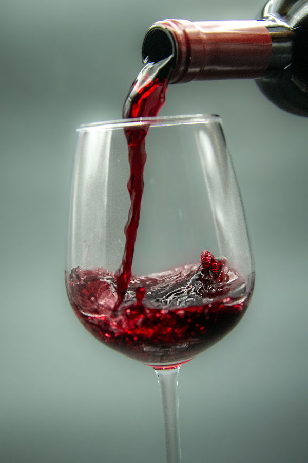 Vin rouge versé dans un verre, mise en bouteille et service des vins du Domaine de La Garnaudière