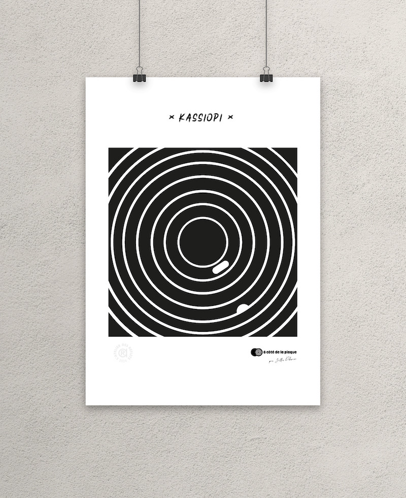 Affiche "Kassiopi", motif cercles concentriques façon plaque d'égout, collection à côté de la plaque, noir et blanc