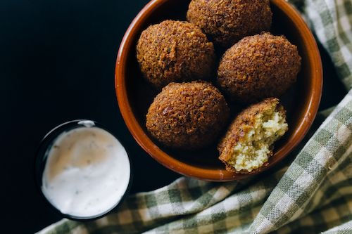 Boulettes de falafels dans un bol, accord végétarien du Gamay rosé du Domaine de La Garnaudière