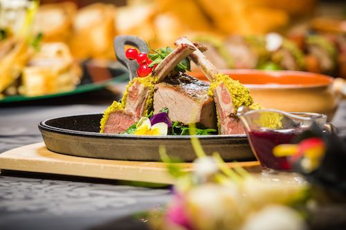 Viande grillée tranchée et dressée sur un plat de service, accord mets et vins pour le Cabernet Sauvignon rouge du Domaine de La Garnaudière