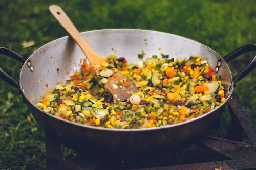 Poêlée de légumes de saison dans un grand wok, accord végétarien du Gamay rouge du Domaine de La Garnaudière