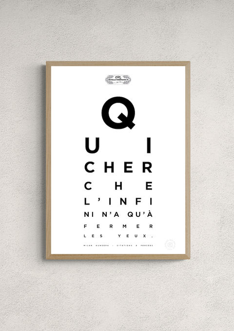 Affiche test de vue "Qui cherche l'infini" de Milan Kundera, encadrée en chêne sur un mur texturé beige