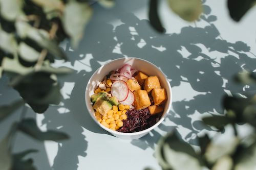 Poke bowl aux légumes colorés, accord végétarien du cocktail Passion des îles du Domaine de La Garnaudière