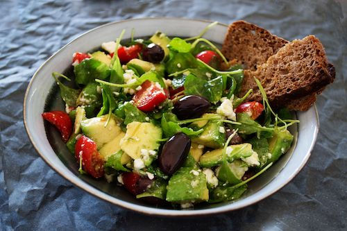 Salade d'avocat, de tomates et d'olives noires avec du pain complet, accord végétarien du cocktail Sangria du Domaine de La Garnaudière